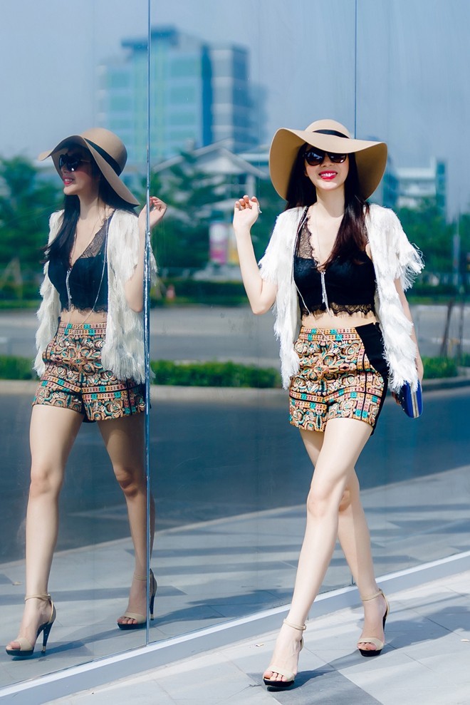 Bà xã Công Vinh vừa thực hiện bộ ảnh streetstyle trẻ trung, năng động trên đường phố Sài Gòn. Sở hữu vóc dáng mảnh mai, giọng ca "Chỉ cần anh thôi" tự tin mix &amp; match nhiều trang phục khác nhau. Trong bộ trang phục trẻ trung, gợi cảm,  Thủy Tiên đẹp "mướt mắt".